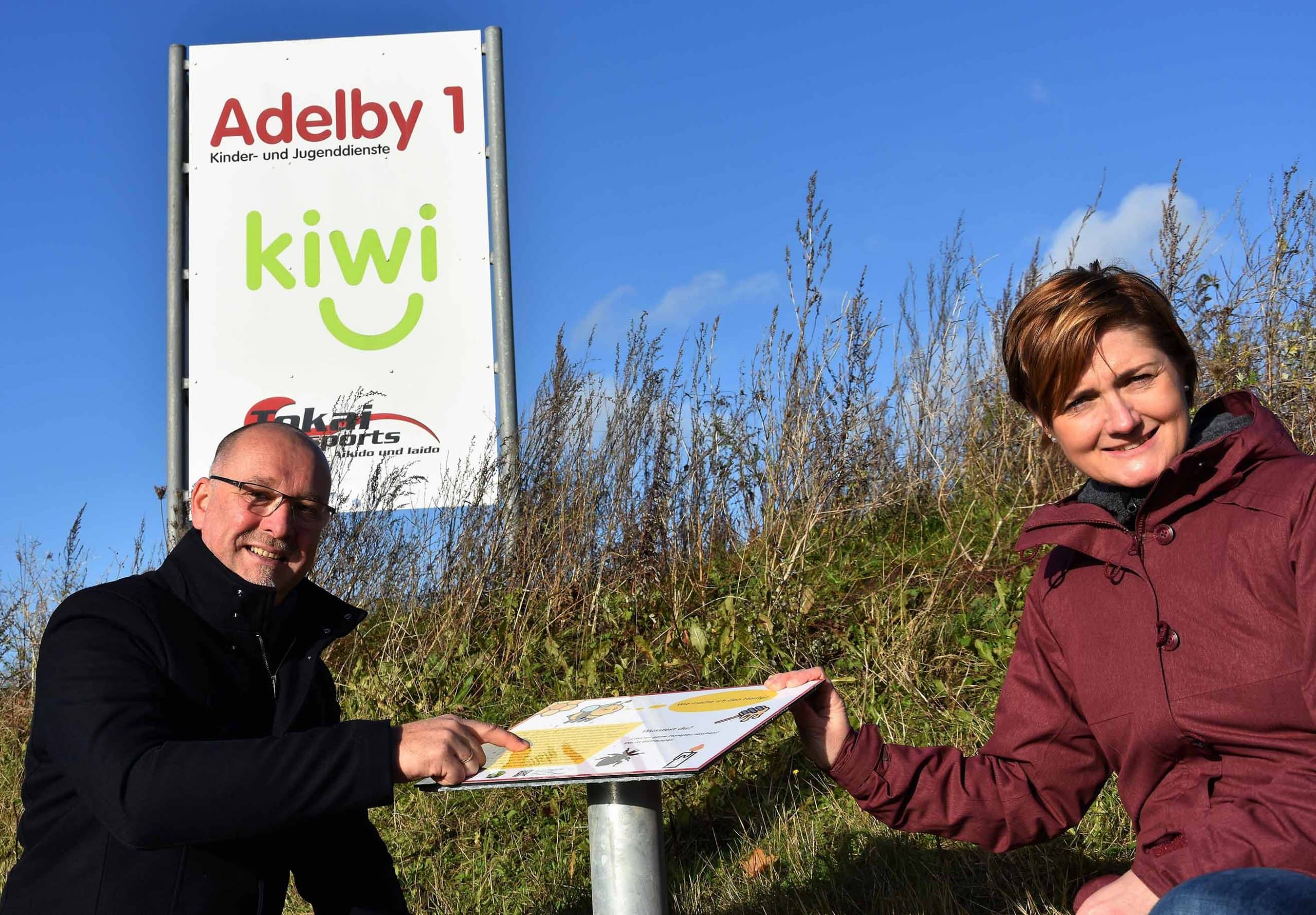Heiko Frost (Geschäftsführer Adelby 1) und Simone Lange (Oberbürgermeisterin und Klimapakt-Vorstand) freuen sich über den neuen, öffentlich zugängigen Bienenlehrpfad.