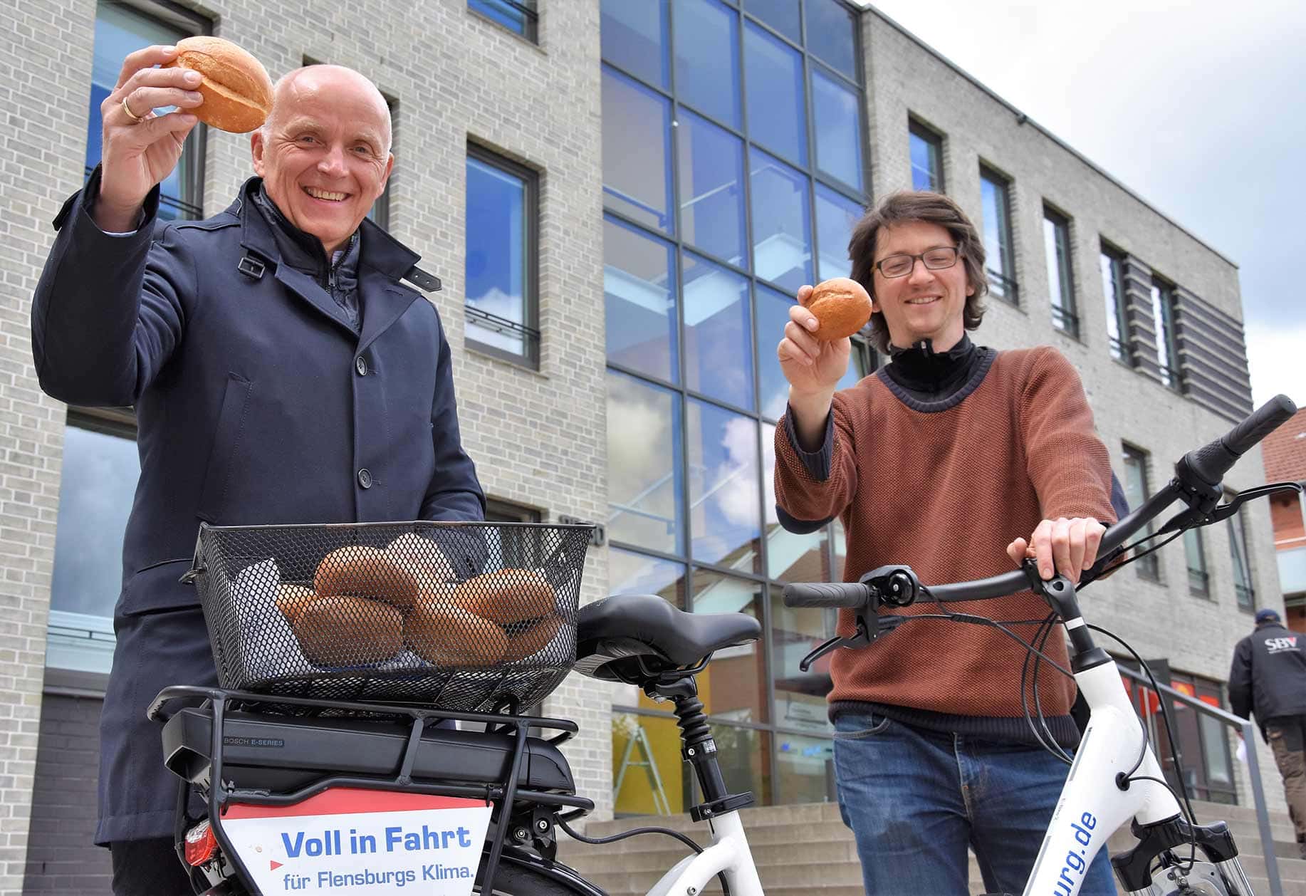 Sie freuen sich über die kostenlosen „Danke-schön-Brötchen“: Jürgen Möller (Klimapakt-Vorsitzender, links) und Till Fuder (Klimaschutzmanager).
