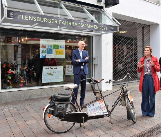 Simone Lange (Oberbürgermeisterin und Klimapakt-Vorstand) und Thomas Menke (Vorstandsvorsitzender der NOSPA) eröffneten die Teilausstellung des „Flensburger Fahrradsommers“ im ehemaligen Karstadt-Gebäude.