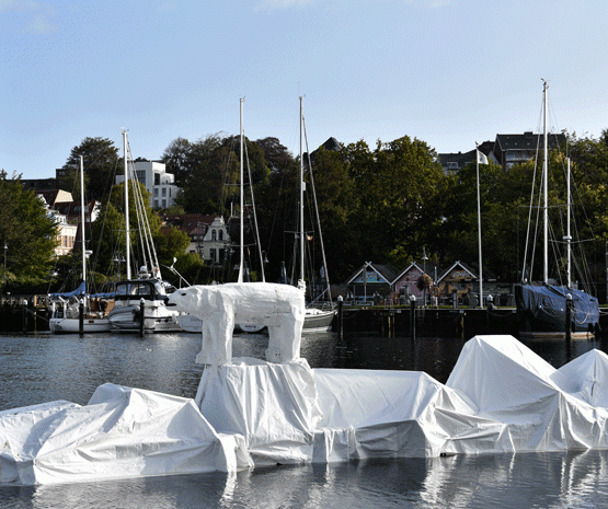 Eisbär konstruktion an Hafenspitze Flensburg
