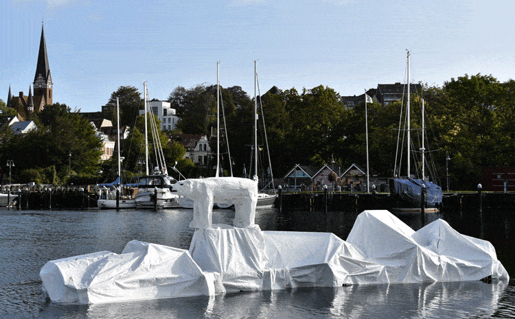 Eisbär konstruktion an Hafenspitze Flensburg