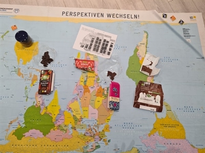 Schokolade platziert auf Weltkarte
