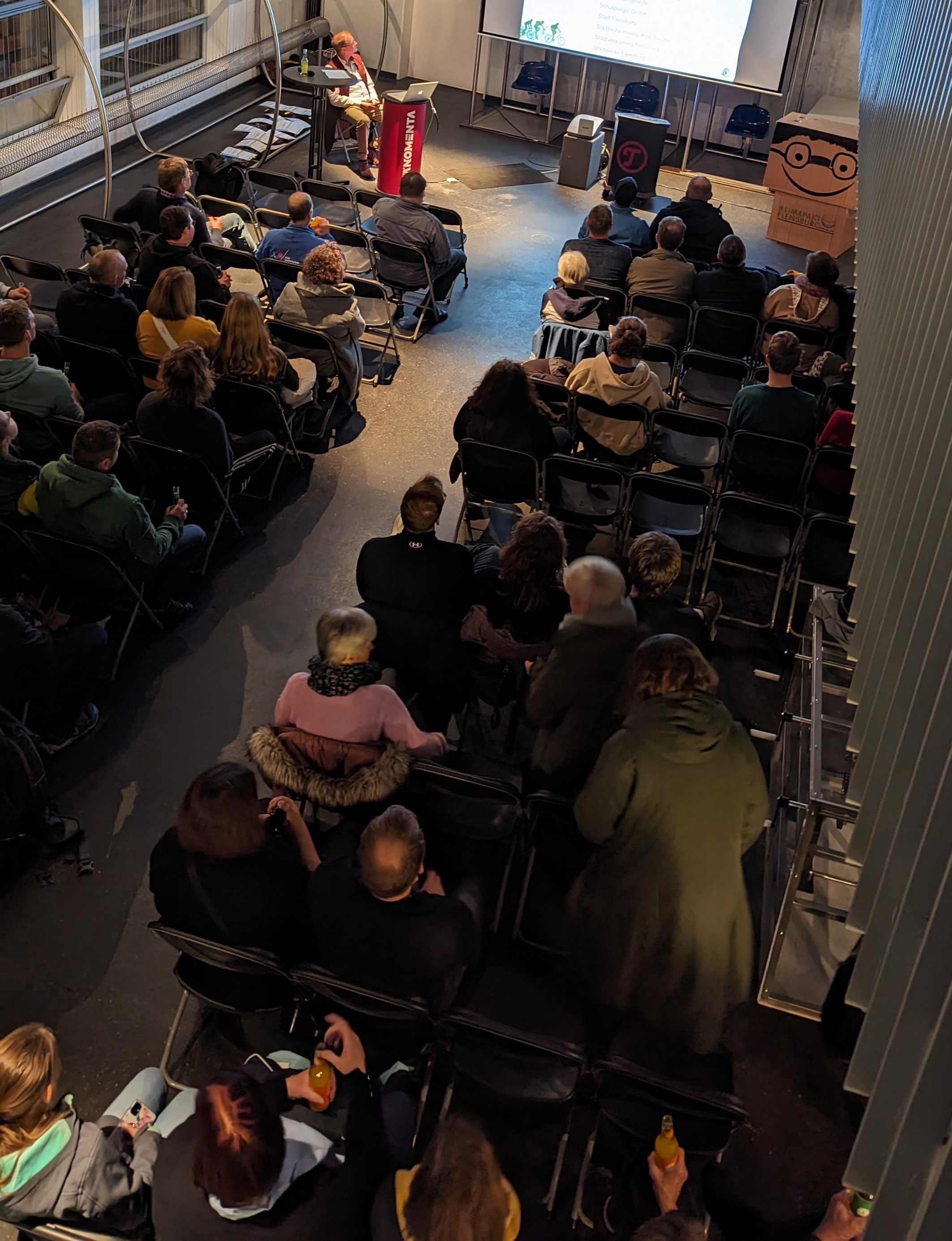 Aufnahme von Oben auf Teilnehmer und Leinwand