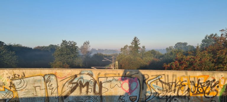 Graffiti wand von Brücke über Bahngleisen