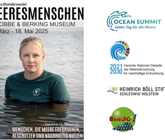 Das Poster zur Ausstellung Meeresmenschen zeigt die Künstlerin Barbara Dombrowski im Meer, vollständig bekleidet, und symbolisiert die enge Verbindung zwischen Mensch und Ozean.