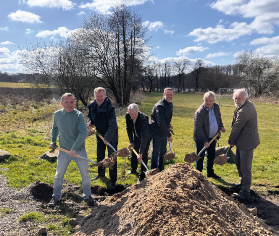Symbolischer erster Spatenstich für den Fernwärmeanschluss der stadtwerke Flensburg für Niehuus