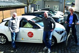 Beitragsbild zu Bequa Flensburg mit 3 Personen vor einem Firmenfahrzeug