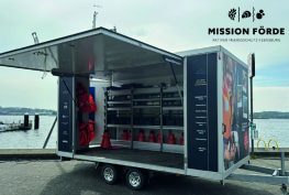 Mobiles Meereslabor im Hintergrund Wasser und blauer Himmel