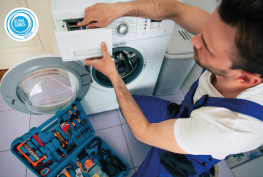 Mann repariert Waschmaschinen im Rahmen einer Klimabonus Flensburg Aktion