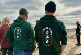 Teilnehmer der Seegrasaktion in der Flensburger Förde.