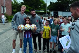 Spieler des SC Weiche Flensburg bei der Übergabe der Preise an Schüler zur Aktion AusGEHzeichnet
